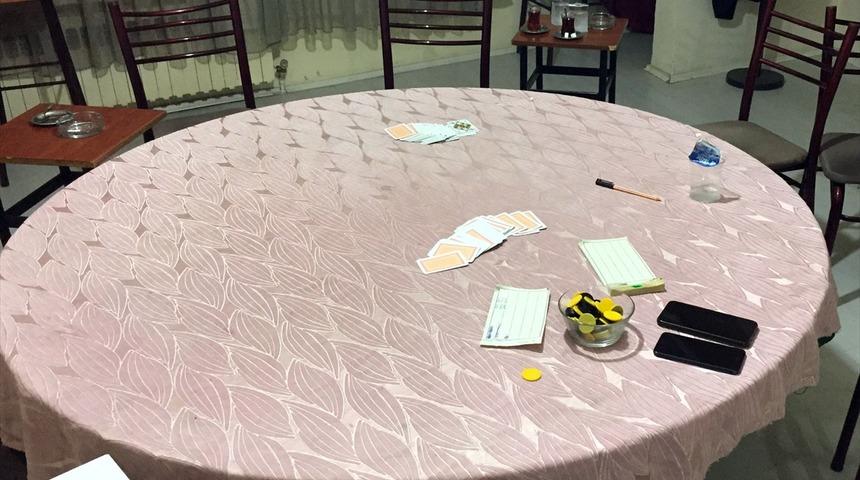 Mührünü sökerek girdikleri işletmede kumar oynayan 7 kişi hakkında cezai işlem uygulandı