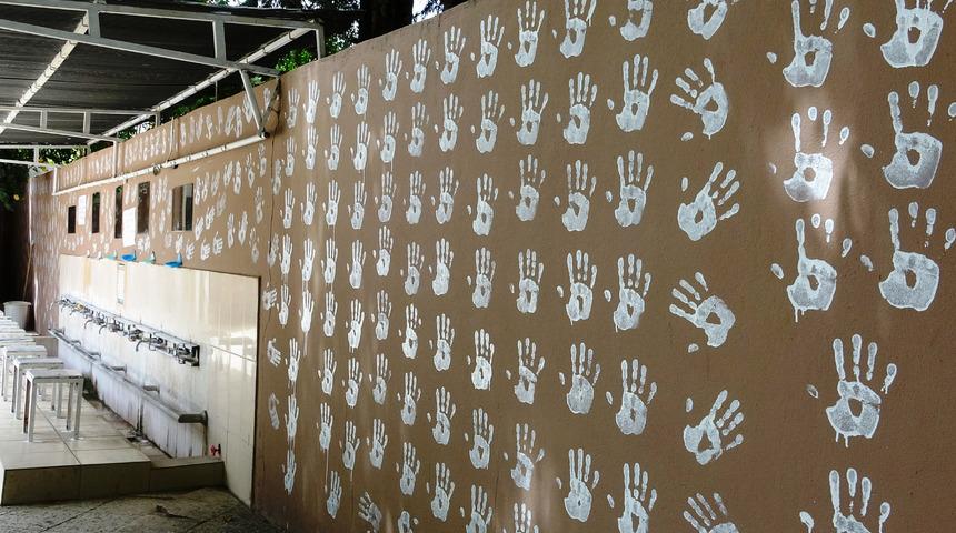 Caminin bahçe duvarını avuç içiyle boyadı, gözaltına alındı