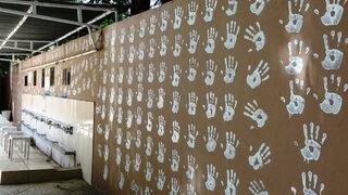 Caminin bahçe duvarını avuç içiyle boyadı, gözaltına alındı