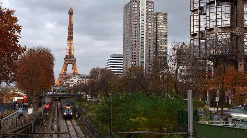 Fransa'da tren yolu &uuml;zerinde 'selfie &ccedil;ekme' trendine karşı kampanya başlatıldı