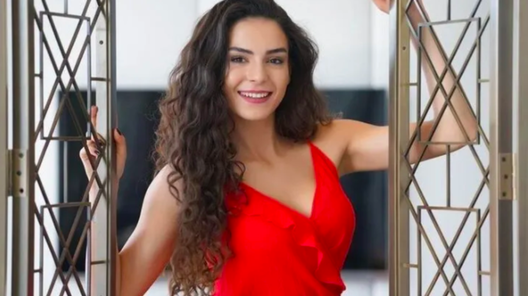 Hercai'nin Reyyan'ı Ebru Şahin'in klip g&ouml;r&uuml;nt&uuml;leri g&ouml;renleri şaşırttı 
