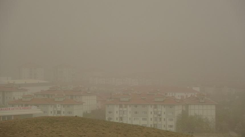 Aksaray'da 'kum fırtınası' cami minaresini yıktı