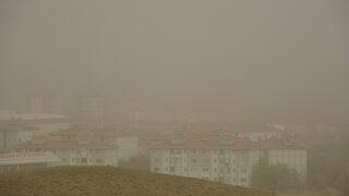Aksaray'da 'kum fırtınası' cami minaresini yıktı