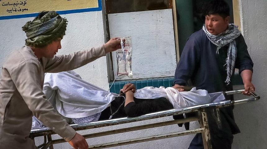 Afganistan'da ortaokul girişinde meydana gelen patlamada en az 30 kişi &ouml;ld&uuml;