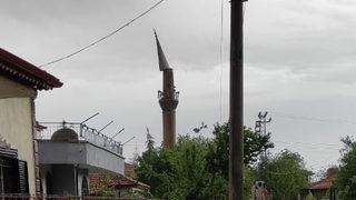 Ankara’daki fırtına minarenin kubbesini devirdi