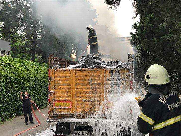 Kahramanmaraş'ta park halindeki tırın dorsesinde çıkan yangın söndürüldü G1
