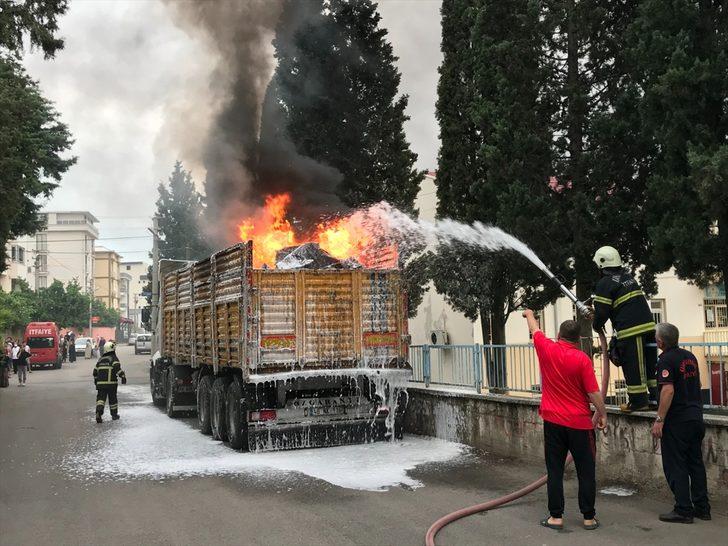 Kahramanmaraş'ta park halindeki tırın dorsesinde çıkan yangın söndürüldü G2