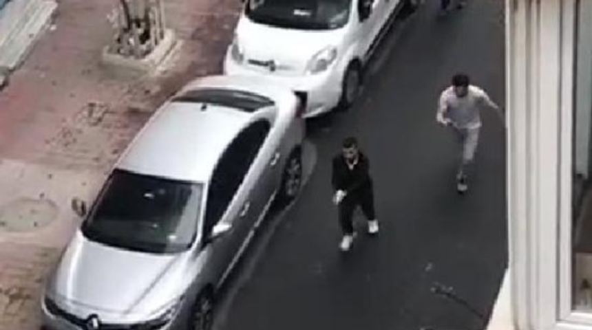Beyoğlu'nda sokak ortasında silahlı kavga kamerada
