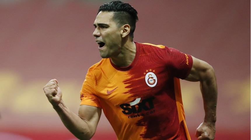 Galatasaray sahasında Beşiktaş'ı 3-1 mağlup etti, zirvedeki rakibiyle arasındaki puan farkını 3'e indirdi