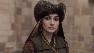 Uyanış: Büyük Selçuklu dizisinin Turna Hatun’u Sevda Erginci mini şortuyla damdan paylaştı