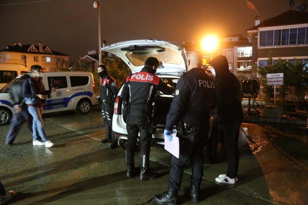 Bolu'da polis ekipleri "tam kapanma" kapsamında akaryakıt istasyonlarında denetim yaptı