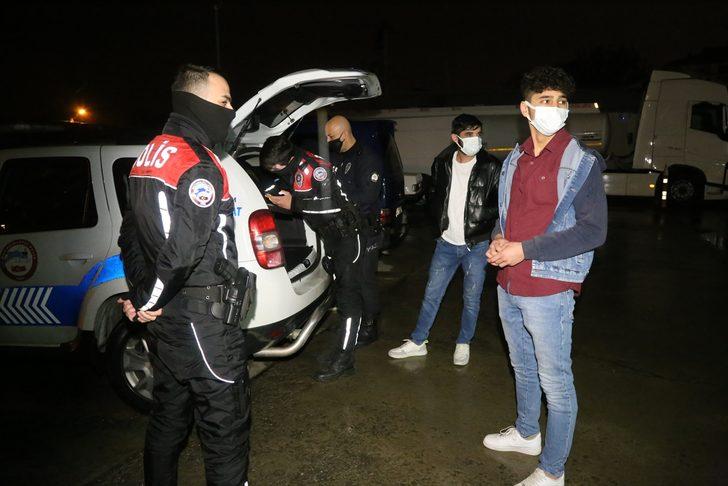 Bolu'da polis ekipleri "tam kapanma" kapsamında akaryakıt istasyonlarında denetim yaptı G3