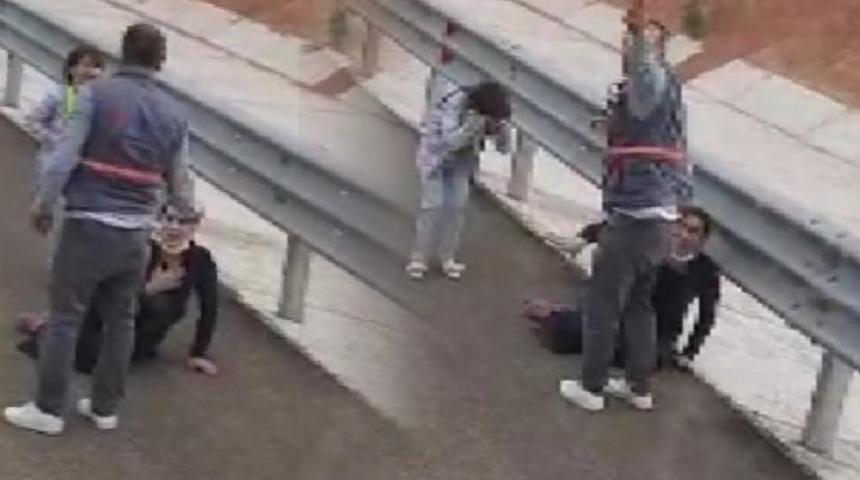 Sosyal medyayı ayağa kaldıran görüntü! Çocuğunun yanında kadını darp etti