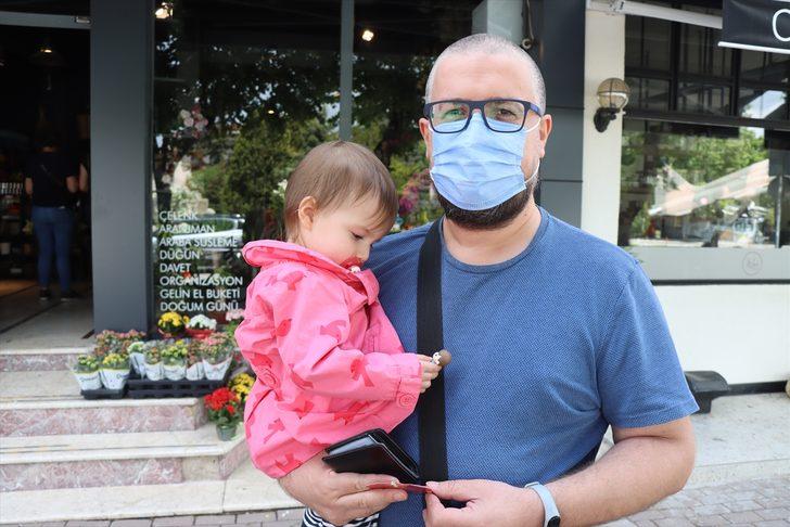 En güzel çiçekler "Seni çok özledim" notuyla annelere veriliyor G1