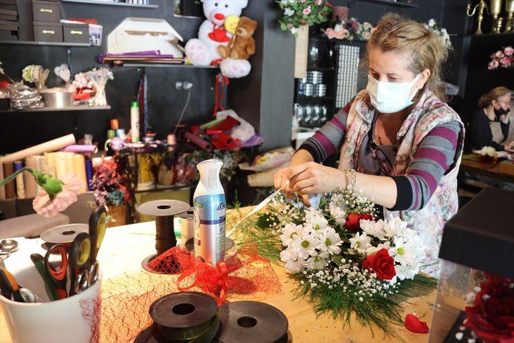 En güzel çiçekler "Seni çok özledim" notuyla annelere veriliyor G3