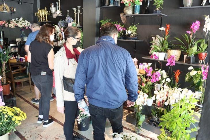 En güzel çiçekler "Seni çok özledim" notuyla annelere veriliyor G4