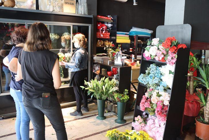 En güzel çiçekler "Seni çok özledim" notuyla annelere veriliyor G2