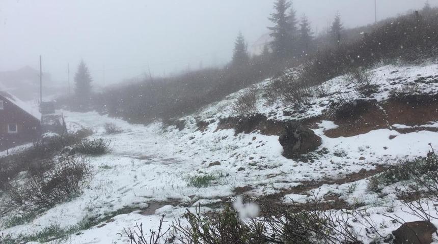 Doğu Karadeniz’de Mayıs’ta kar sürprizi: Baharı beklerken kış geri döndü