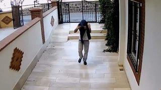 Elbiseyle yüzünü kapatan hırsızı bakın ne ele verdi