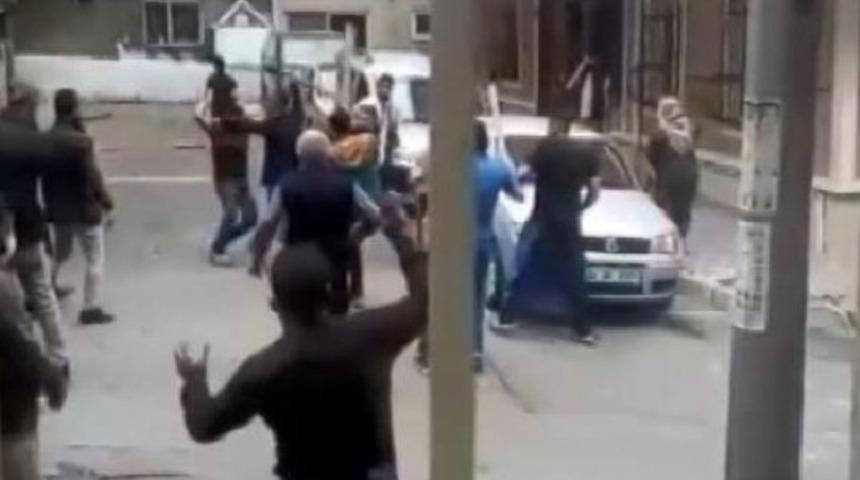 Sokak ortasında taşlı sopalı kavga!