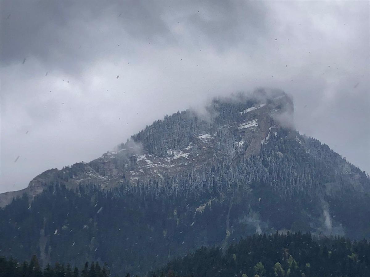Ilgaz ve Yaralıg&ouml;z dağlarına ilkbaharda kar yağdı