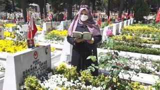 Edirnekapı Şehitliği'nde buruk Anneler Günü