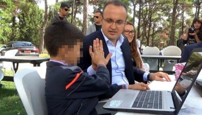 'Hırsız' diye teşhir edilen öğrenciye bilgisayar hediye edilirken, müdür intihara kalkıştı