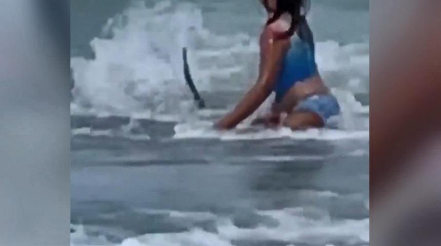 Denizde oynayan küçük çocuğa köpek balığı saldırdı!