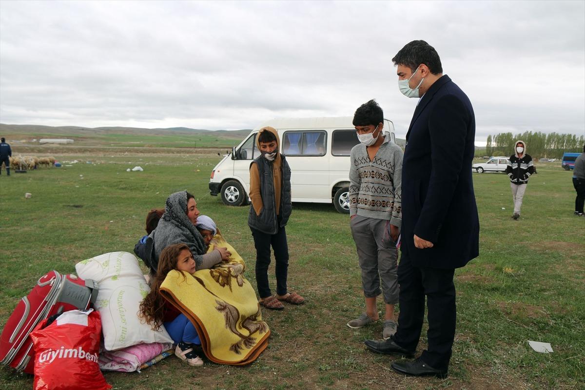 Sivas'ta fırtınada &ccedil;adırları zarar g&ouml;ren mevsimlik iş&ccedil;ilere kaymakamlık yardım edecek