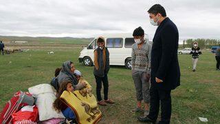 Sivas'ta fırtınada çadırları zarar gören mevsimlik işçilere kaymakamlık yardım edecek