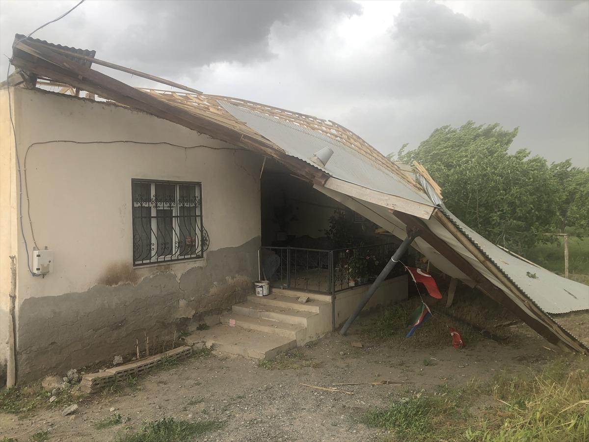 Kars ve Iğdır'da fırtına maddi hasara neden oldu