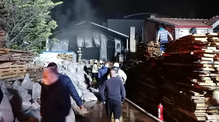 Silivri'de kereste fabrikasında yangın