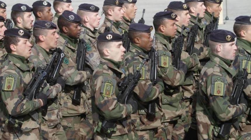 Fransa'da askerler, ikinci bir bildiriyle yine "iç savaş" uyarısında bulundu