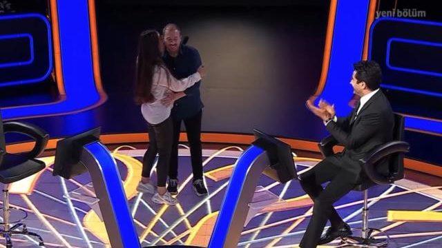 Kim Milyoner Olmak İster'de romantik anlar! Bakın o kim çıktı? 