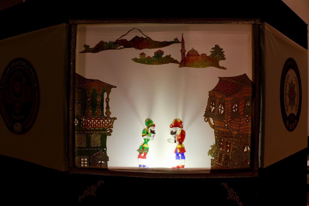 Eskişehir'de polisler, &ccedil;ocukları farklı konularda bilin&ccedil;lendirmek i&ccedil;in g&ouml;lge oyunu hazırladı