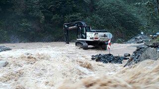Rize'de dereler taştı! Yollar ulaşıma kapandı