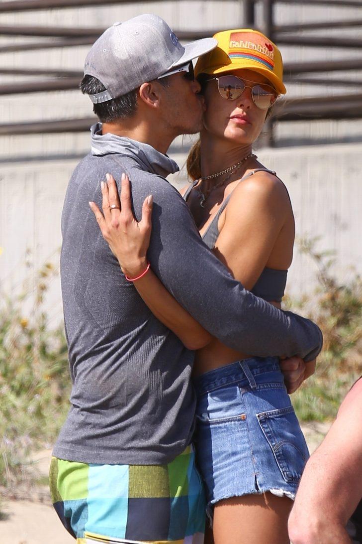 Alessandra Ambrosio sevgilisini öpmeye doyamadı G4