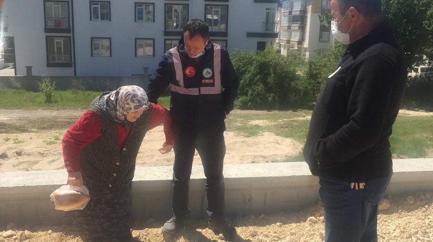 Bolu'da evinden uzaklaşarak kaybolan alzaymır hastası kadın polis tarafından ailesine teslim edildi