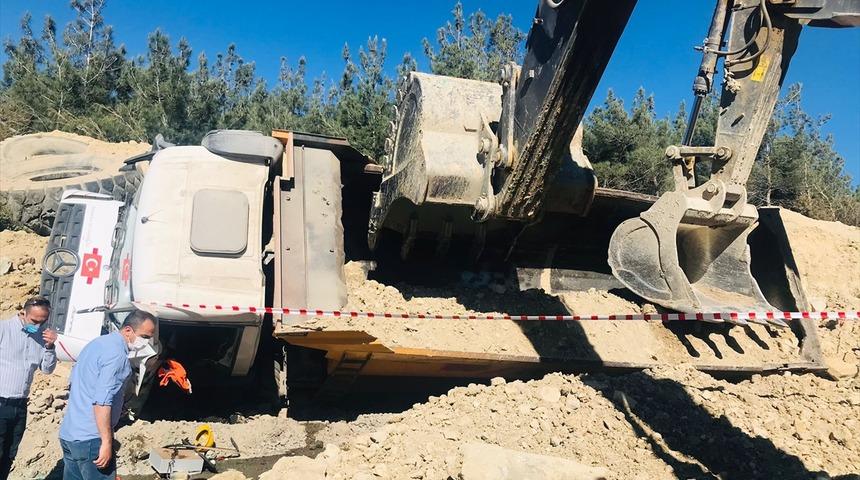 Manisa'da devrilen kamyonun altında kalan sürücü hayatını kaybetti