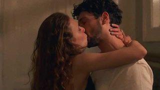 Menajerimi Ara'da Dicle ve Barış'ın öpüşmesi sosyal medyayı salladı