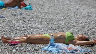 Antalya'da turistler deniz ve güneşin keyfini böyle çıkardı