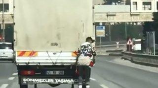 Tehlikeli yolculuk! Patenli genç D-100'de adeta ölüme meydan okudu