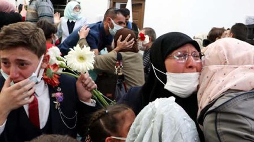 Gözyaşlarına boğuldular! Suriye iç savaşının dağıttığı aileler 10 yıl sonra kavuştu