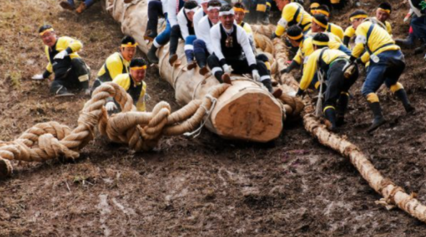 Japonya’da 1200 yıldır süren çılgın gelenek: Onbashira Festivali