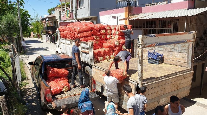 Osmaniye'de hayırsever esnaf, vatandaşlara 100 ton patates ve soğan dağıttı