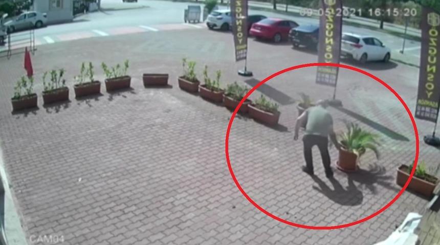 Gündüz vakti hayrete düşüren görüntü! İş yerinin önünden böyle çaldı