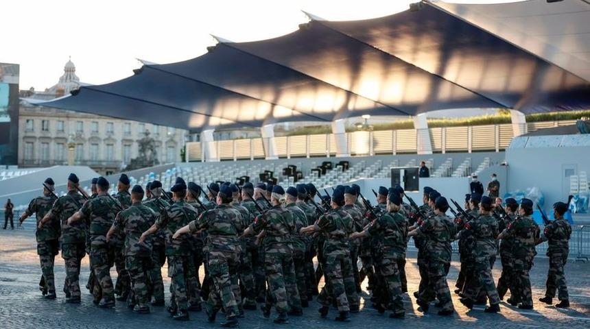 Fransa'da 'bir grup isimsiz askerden' i&ccedil; savaş uyarısı