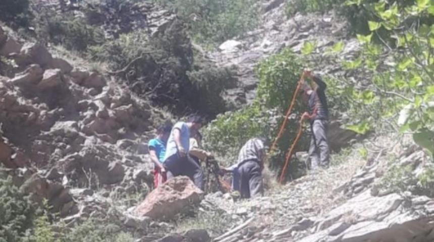 Dört saat sürdü! 60 metrelik uçurumdan çıkardılar