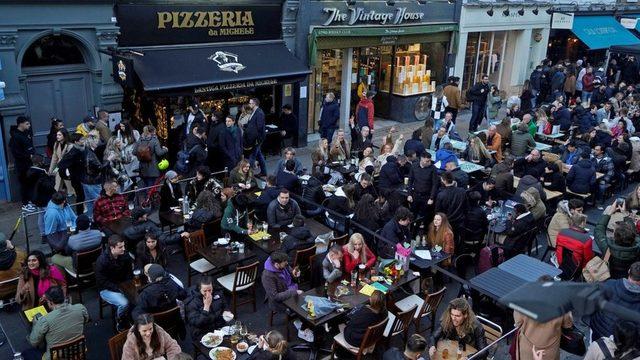 İngiltere'de kafe ve publar artık iç mekanlarda da müşteri kabul edebilecek.