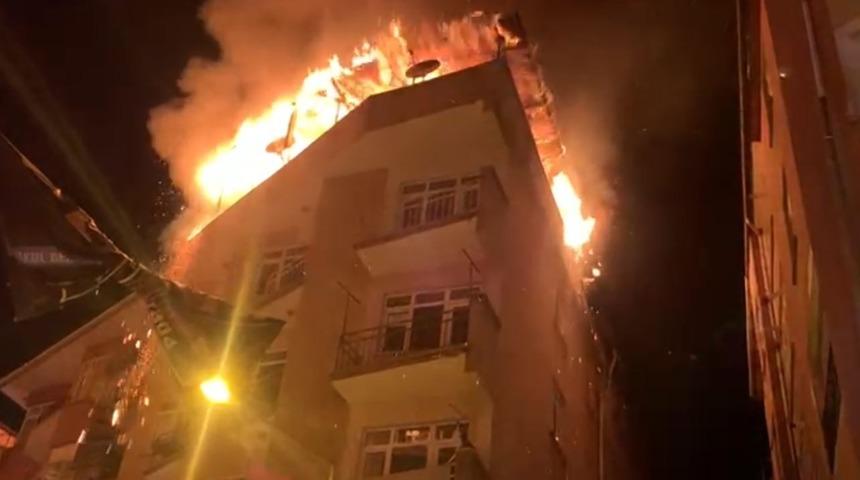 Elazığ’da 5 katlı binanın çatısı alevlere teslim oldu